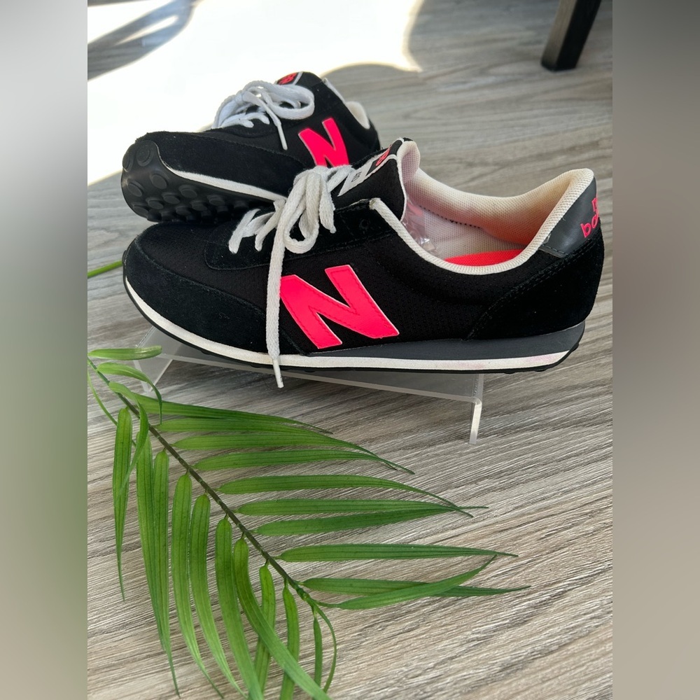 ✨New Balance Black Sneakers with Hot Pink 'N' Accent - Picture 3 of 11
